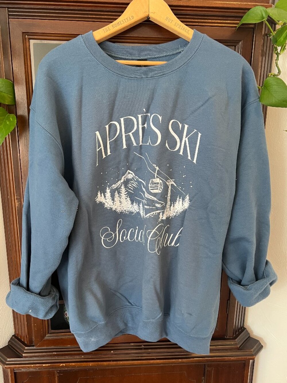 Blue Après Ski Social Club Graphic Sweatshirt (Gildan Oversized Medium)